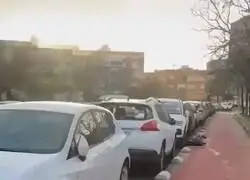 C&oacute;rdoba, esta madrugada junto al hospital Reina Sof&iacute;a y facultad de medicina y enfermer&iacute;a. Vaya destrozo, no han dejado ni un coche con port&oacute;n sano