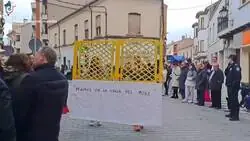 Este disfraz de madre esperando en la valla del colegio se pasa el juego