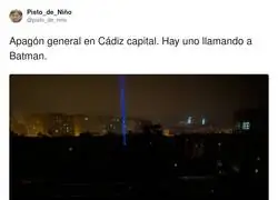 Apag&oacute;n en C&aacute;diz y ya hay uno haciendo el Batman&hellip; con el l&aacute;ser del gato