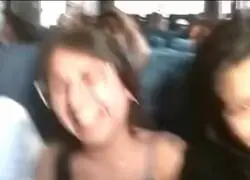 Esto es cine. Un m&oacute;vil se cae de un autob&uacute;s mientras unas chicas cantan y captura un momento digno del s&eacute;ptimo arte
