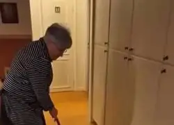 Mi abuela obsesionada con el curling y los Juegos Ol&iacute;mpicos de Invierno de Mil&aacute;n Cortina