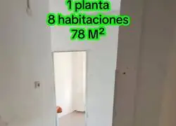 De un piso de 78 metros han sacado 8 habitaciones partiendo hasta las ventanas. Mejor ya no hablamos ni del barrio. Esto es demencial ya.