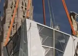 La Sagrada Familia ya es la iglesia m&aacute;s alta del mundo. Ha alcanzado hoy una altura de 172,5 metros tras colocar la pieza que corona la Torre de Jes&uacute;s, culminando la estructura