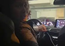 Llevaba 30 minutos esperando detr&aacute;s del coche hasta que se dio cuenta de que los coches estaban aparcados