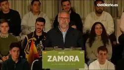 Carlos PoII&aacute;n de VOX en Castilla y Le&oacute;n, hoy en precampa&ntilde;a se ha puesto a bailar mientras sus militantes cantaban "Pedro S&aacute;nchez, hijo de put*"