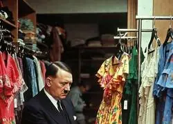 Adolf comprando 6 trajes de gitana en una tienda de Munich en 1938 (como el hincha del Real Madrid)