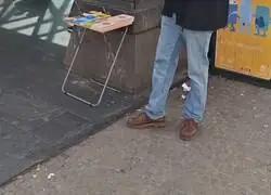 Regalan tomos del Cor&aacute;n a la entrada de la estaci&oacute;n del metro de Sol en Madrid