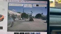 La conducci&oacute;n aut&oacute;noma de Tesla se lleva por delante las barreras de un cruce ferroviario, ni hace intento de frenar