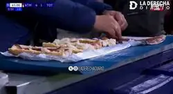 BASAD&Iacute;SIMO: En pleno Ramad&aacute;n musulm&aacute;n y d&iacute;as despu&eacute;s de que el Tottenham hiciera un masivo rezo isl&aacute;mico en su estadio, el jugador argentino "Mono" Burgos del Atl&eacute;tico Madrid se puso a comer un s&aacute;ndwich de jam&oacute;n crudo en medio del partido, que ga
