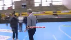 Juan Carlos Rivero narrando la exhibici&oacute;n de Feij&oacute;o jugando a algo parecido al balonmano, por @VictorEleDe
