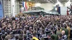 &iquest;VES ALGO RARO? Marineros FRANCESES cantando La Marsellesa en la cubierta del hangar del Charles de Gaulle mientras se dirige hacia Ir&aacute;n