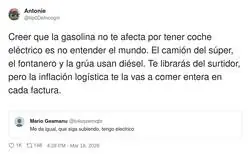 "Tengo el&eacute;ctrico" dice, mientras paga el di&eacute;sel de otra forma, el tonto