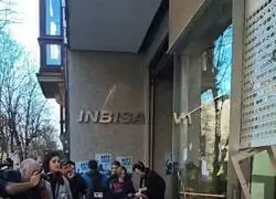 La tienda pull&Year de Bilbao, ha tenido que cerrar el d&iacute;a de la huelga general en Euskal Herria, debido a las protestas por tener abierto