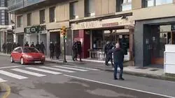 La se&ntilde;ora en bata del primero me representa: medio cuerpo fuera de la ventana para no perder detalle