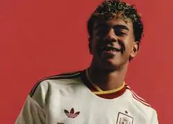 Lamine Yamal, Pedri y Borja Iglesias con la nueva camiseta de Espa&ntilde;a