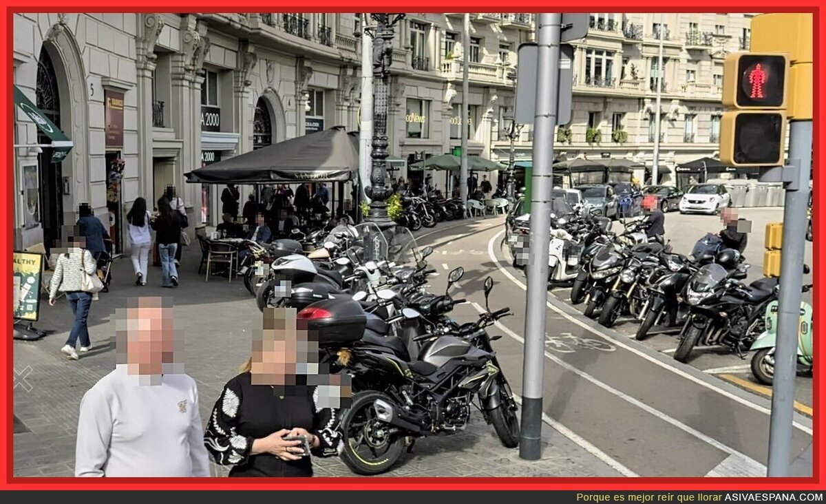 Siempre me ha llamado la atenci&oacute;n, que la plaza m&aacute;s pija de Barcelona est&eacute; cubierta de motos, como si fuera Vietnam o Bogot&aacute;