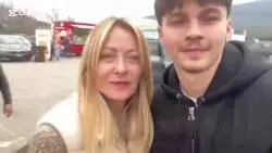 Un hombre se tom&oacute; una selfie con la primera ministra italiana, Giorgia Meloni, y declar&oacute; que votar&iacute;a &laquo;no&raquo; en un refer&eacute;ndum que ella apoya con un &laquo;s&iacute;&raquo;