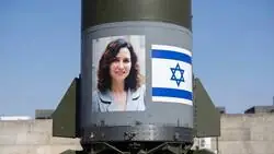 El ej&eacute;rcito israel&iacute; pega fotos de Ayuso en los misiles dirigidos a la residencias de ancianos iran&iacute;es, por @TheObjectivo