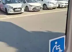Un ingeniero pagapensiones REVISA los coches en un parking de Sant Cugat para ver si tienen la Baliza V-16