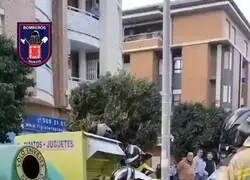 A ver qui&eacute;n adivina que van a sacar de este contenedor de ropa los bomberos de Murcia