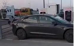 Las miserias de viajar en coche el&eacute;ctrico con los cargadores de Tesla