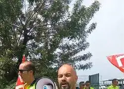 Trabajadores de Cruzcampo est&aacute;n desde ayer en huelga indefinida. Denuncian salarios congelados desde hace 18 a&ntilde;os y amenazan con dejar la Feria de Abril sin cerveza