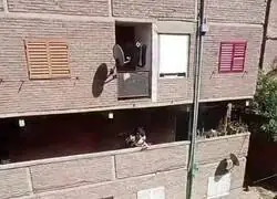 Vecinos de La Pampa arrojan f&iacute;sicamente a okupas desde el balc&oacute;n de un edificio, como respuesta a la inoperancia policial para desalojarlos