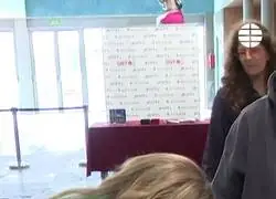 Yolanda D&iacute;az recibe un regalo sorpresa durante su visita a Galicia: "&iexcl;Ostras, qu&eacute; bonita, t&iacute;o!"