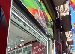 Barcelona. Las tiendas de telefon&iacute;a paquistan&iacute;es idolatran al PSOE/PSC. Tiendas que est&aacute;n siempre vac&iacute;as. Blanqueo de capitales. Corrupci&oacute;n pol&iacute;tica. Nadie lo investiga. Todo el mundo calla.