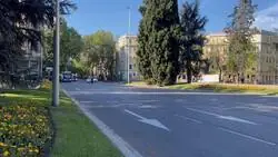 &iquest;Por qu&eacute; cre&eacute;is que la gente en Madrid no va en bici, como s&iacute; ocurre en Par&iacute;s, Londres o Amsterdam? &iquest;Por qu&eacute; al ayuntamiento no le sale ponerle un carril bici seguro a esta chica, en una avenida de 5 carriles?