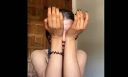 Esta chica quer&iacute;a ponerse morena para la Feria de Sevilla pero olvid&oacute; ponerse guantes al autobroncearse