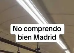 Un joven relata que mientras espera a una amiga ve que en la parada de metro de Lavapi&eacute;s en Madrid much&iacute;sima gente salta la salida mientras el seguridad mira hac&iacute;a otro lado y cuando va a grabarlo para documentarlo el seguridad sale corriendo a decirle