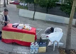 Esta foto est&aacute; levantando ampoIIas en Catalunya durante Sant Jordi