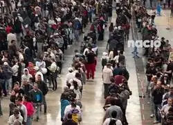 Las colas diarias de Hospitalet para obtener la regularizaci&oacute;n