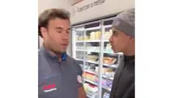 Un individuo se enfrenta a un vigilante de seguridad en un supermercado tras pillarles robando y le graban mientras le amenazan