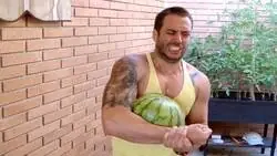 Charo Ch&aacute;rez saltando a la chepa de Vito Quiles y hacerle un matale&oacute;n