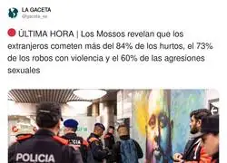 Los Mossos revelando estad&iacute;sticas mientras los catalanes pintan la noticia en la pared