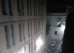 En C&aacute;diz hay una tia que se dedica a lanzar cubos de agua a la gente que mea en su calle