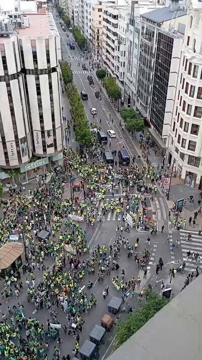 La hist&oacute;rica manifestaci&oacute;n de profesores colapsa el centro de Valencia, como se puede ver en esta espectacular imagen a&eacute;rea. Miles de docentes hacen huelga para reclamar mejoras en sus condiciones de trabajo