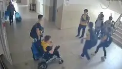 Debido a una aver&iacute;a en el ascensor, un alumno con discapacidad que no pod&iacute;a bajar por las escaleras fue bajado a la espalda por el director, mientras sus compa&ntilde;eros y su profesor bajaban su silla de ruedas por las escaleras