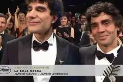El d&uacute;o espa&ntilde;ol Javier Calvo y Javier Ambrossi con su "The Black Ball", recibe una de las ovaciones m&aacute;s largas de la historia de Cannes, con 16 minutos de duraci&oacute;n. Yo creo que aplaud&iacute;an porque se hab&iacute;a acabado