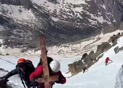 Escaladores espa&ntilde;oles restauraron una cruz en la cima del monte Aneto, en Espa&ntilde;a, despu&eacute;s de que fuera vandalizada nuevamente.