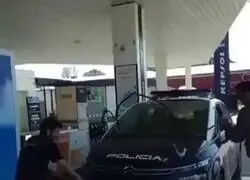 Se para la polic&iacute;a en una gasolinera y unos etnianos les empiezan a limpiar el coche