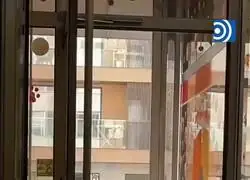 Un ciclista agrede a una conductora en plena calle despu&eacute;s de golpear el retrovisor de su coche