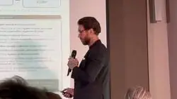 Sergio Ramos EXPLICA las DOS OFERTAS para comprar el SevillaFC. No va vestido de empresario sino de c&oacute;mo un futbolista interpreta que va vestido un empresario que va a ejecutar una gran operaci&oacute;n
