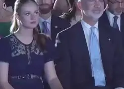 La reacci&oacute;n de Letizia viendo a su hija rompiendo el protocolo y tomando la mano de su padre, el rey Felipe VI