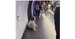 Un nuevo d&iacute;a en el metro de Madrid. Fijaos en el calvo sentado cuando descubre que su vida es una mierda en el transporte p&uacute;blico