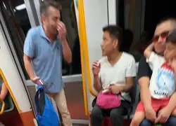 Discusi&oacute;n en el metro por poner la m&uacute;sica alta sin cascos