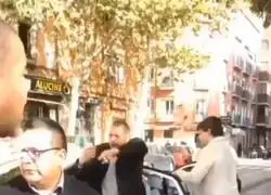 Don Francisco les mete una gaseada brutal a dos carteristas que trataban de huir en taxi
