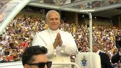 El Papa haciendo el "Six Seven" desde el papam&oacute;vil